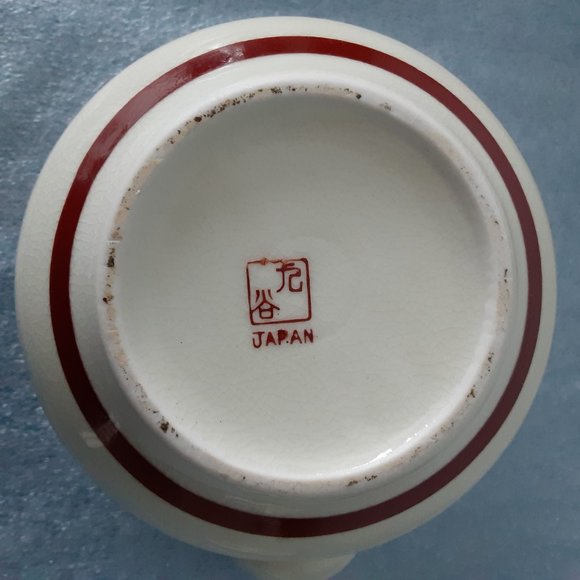 **VINTAGE- Japanese Kutani Porcelain Tea Pot with Vinyl Wrapped Bamboo Handle - Picture 5 of 9